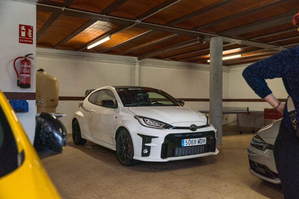 Toyota GR Yaris blanco aparcado en un garaje cubierto