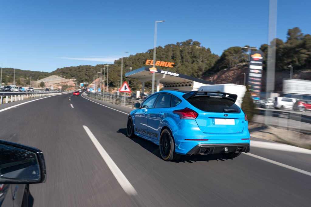 Ford Focus RS azul circulando por la autovía a la altura de El Bruc