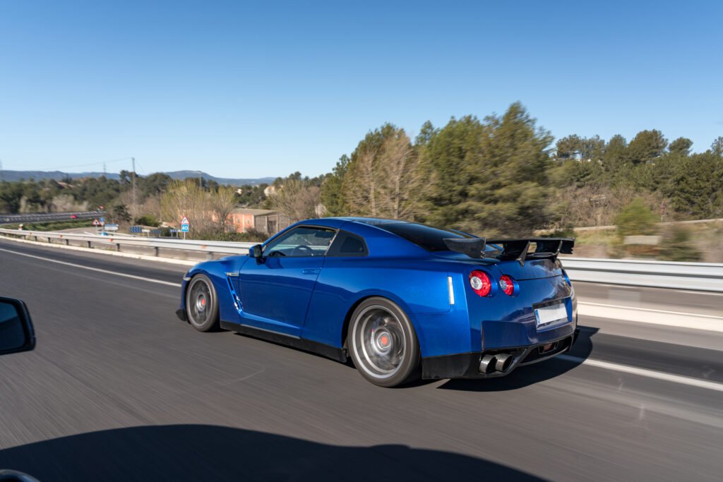 Nissan GT-R azul circulando por la autovía durante una ruta de Dream & Drive