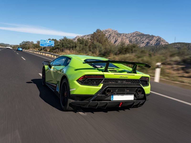 Lamborghini Huracán Performante verde por la autovía con la montaña de Montserrat al fondo