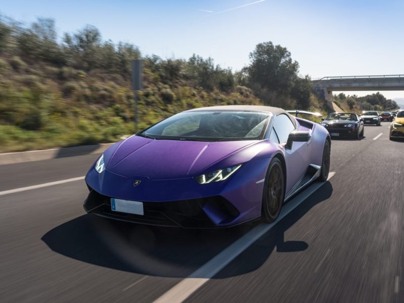 Lamborghini Huracán morado a la cabeza de un grupo de deportivos en la autovía
