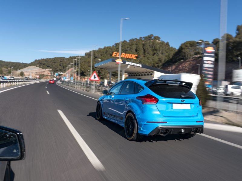 Ford Focus RS azul circulando por la autovía a la altura de El Bruc