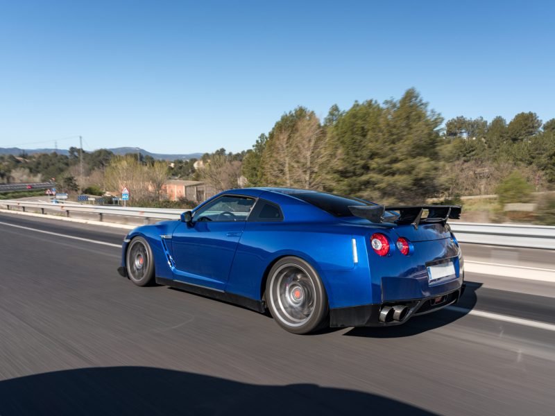Nissan GT-R azul circulando por la autovía durante una ruta de Dream & Drive