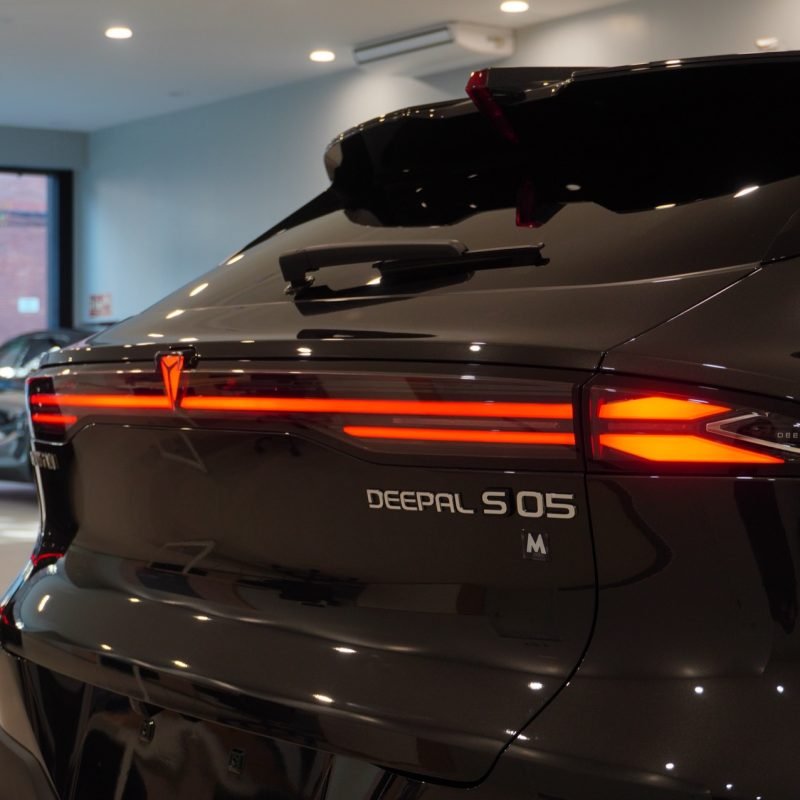 Parte trasera de un Deepal S05 gris oscuro en la exposición de M Automoción