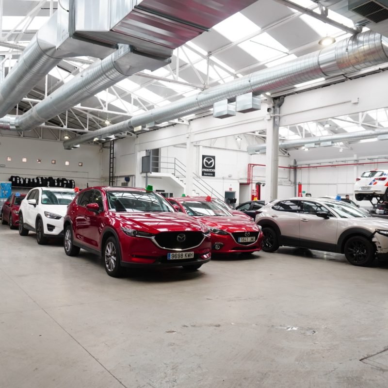 Taller Mazda de M Automoción con varios coches de la marca, entre ellos un CX-5 rojo